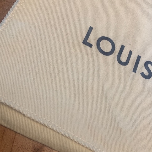 Louis Vuitton small bag - 😍 authentic - Picture 4 of 5